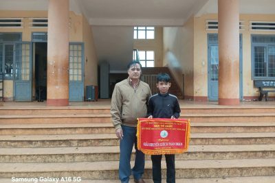 Trường TH Y Jút kết hợp Liên đội trao giải HKPĐ cho HS tại Liên đội