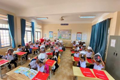 Đội mũ xinh, bảo vệ chúng mình. ❤️❤️❤️ Các bạn học sinh lớp 1 trường Tiểu học Y Jut rất hào hứng khi được nhận mũ bảo hiểm từ công ty Hon da.