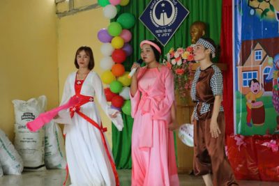 Chương trình “Trung Thu Cho Em” năm 2024. ⏰Ngày 13/9/2024 tại trường tiểu học Y Jút – xã Cư Bao, Thị đoàn Buôn Hồ phối hợp với Siêu thị Co.opmart Buôn Hồ, Chi đoàn BIDV Buôn Hồ, truyền thông sự kiện Người Buôn Hồ media tổ chức chương trình Trung thu cho em năm 2024. ?Tại chương trình, các em học sinh của trường tiểu học Y Jut đã được xem chương trình văn nghệ, múa lân, phá cỗ. Thị đoàn đã trao tặng 22 suất quà cho 22 em học sinh có hoàn cảnh khó khăn của trường, phát 316 suất quà trung thu cho 316 học sinh của trường.  ?Đây là tình cảm cũng là trách nhiệm của tổ chức Đoàn, của các nhà hảo tâm, cá mạnh thường quân đối với các em thiếu nhi, thế hệ măng non của đất nước, mong muốn các em có một tết Trung thu đầy niềm vui và hạnh phúc.l