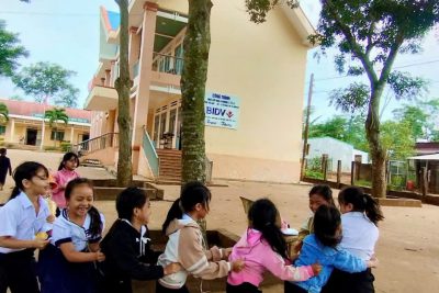 Giờ ra chơi trải nghiệm đơn giản, nhưng nhìn những nụ cười ngây thơ của các em mà cô thấy yêu thương vô cùng, cứ mãi hồn nhiên và vui vẻ như vậy các em nhé