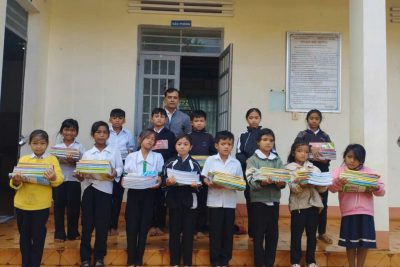 Sáng ngày 7/11/2024 Liên đội Y Jút nhận và trao 16 bộ sách và 36 bộ đồ dùng học tập từ dự án sản xuất cây cà phê đến các em học sinh. Thay mặt Liên đội xin được cám ơn bên dự án rất nhiều ạ