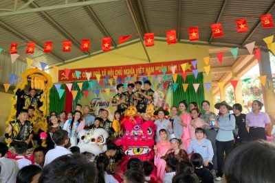 Chiều ngày 2/10/2025. Nhà trường và Liên đội Y Jut tổ chức chương trình Vui Trung cho các em học sinh. Và niềm vui được trọn vẹn hơn khi các em nhận đc hơn 320 suất quà đến từ nhà tài trợ nội thất Quý Sửu và chùa Linh Thiếu. Tại chương trình các em được thưởng thức văn nghệ, xem múa lân và chơi các trò chơi vô cùng thú vị.  Xin được cảm ơn nhà tài trợ Nội thất Quý Sửu và chùa Linh Thiếu rất nhiều. Chúc các em có 1 mùa trung thu vui vẻ, hạnh phúc và đầy ý nghĩa