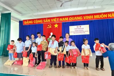 ô cùng trân quý và cảm ơn sự quan tâm của Uỷ ban MTTQ Việt Nam phường Cư Bao và Đoàn thiện nguyện đã quan tâm, dành tặng 3 suất quà rất ý nghĩa đến với 3 Học sinh có hoàn cảnh khó khăn của trường Tiêu học Y Jut.