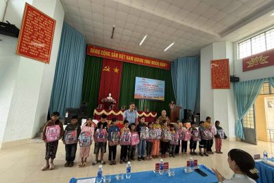17 suất quà của các bạn học sinh trường tiểu học Y Jút có hoàn cảnh nghèo và cận nghèo được Uỷ ban MTTQ Việt Nam phường Cư Bao trao tặng.