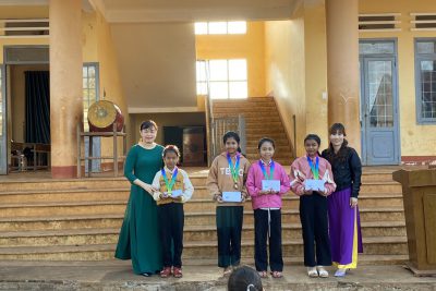 THỨ 2 CHÀO CỜ ĐẦU TUẦN, LIÊN ĐỘI Y JUT TUYÊN DƯƠNG VÀ TRAO QUÀ CHO CÁC EM HỌC SINH THAM GIA HỘI KHỎE PHÙ ĐỔNG CẤP THỊ XÃ NĂM HỌC 2024