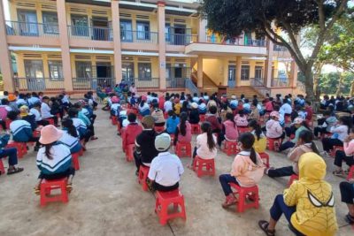 Sáng ngày 30/9 Liên đội Y Jút thực hiện chuyên đề mỗi tuần một câu chuyện đẹp, một cuốn sách hay, một tấm gương sáng, trao 60 mũ bảo hiểm và 10 phần quà cho các em học sinh