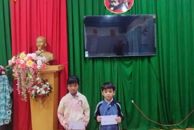 Sáng ngày 10/3/2025 Liên đội trao 2 phần quà tiếp sức đường dài và phần thưởng phong trào kế hoạch nhỏ đến các lớp