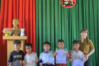 LIÊN ĐỘI TẶNG PHẦN QUÀ ÁO TRẮNG CHO HỌC SINH CÓ HOÀN CẢNH KHÓ KHĂN NĂM HỌC 2023-2024