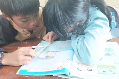 Đôi bạn cùng tiến