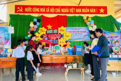 Chiều ngày 21/3/2025 Liên đội Y Jút kết hợp với Nhà trường, Đoàn thanh niên tổ chức Ngày hội Stem và Ngày hội thiếu nhi vui khỏe – Tiến bước Lên Đoàn, cũng trong ngày Liên đội kết nạp các em đội viên Khối 3