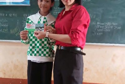 Sáng ngày 01/12/2025 Liên đội trao phiếu khám chữa bệnh cho em H NHi lớp 4A2