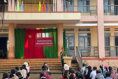 Sáng ngày 3/11/2025. Liên đội Y Jút kết hợp với đơn vị công an Phường Cư Bao Tuyên truyền chấp hành An toàn giao thông và chống bạo lực học đường vì một trường học hạnh phúc.  Cùng ngày  các cô chú ở trạm y tế phường Cư Bao về trường khám sức khoẻ cho học sinh toàn trường