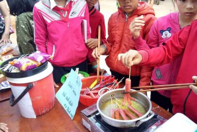 Học sinh tham gia một ngà trai nghiệm bán hàng