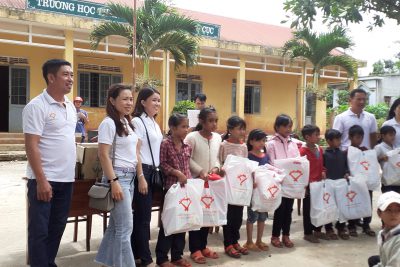 Để góp thêm động lực cho học sinh học tập tốt trong năm học 2019 – 2020 nhà trường đã đón đoàn từ thiện do các anh chị em nhóm từ thiện Bạn và tôi trao 30 suất quà cho học sinh nghèo của trường