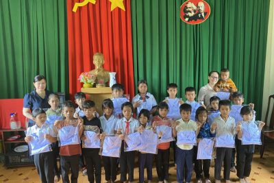 TRƯỜNG TH Y JÚT NHẬN 20 XUẤT QUÀ TỪ NHÀ TỪ THIỆN CÁ NHÂN VÀ 25 XUẤT QUÀ TỪ CÔNG TY CỔ PHẦN VPP HỒNG HÀ TRAO TẶNG CHO CÁC EM HỌC SINH CÓ HOÀN CẢNH KHÓ KHĂN NĂM HỌC 2023-2024