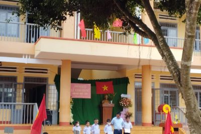 Nhân dịp lễ khai giảng năm học mới, Liên đội Y Jút đã nhận 5 suất quà từ hội khuyến học xã Cư Bao. Thay mặt cho tập thể giáo viên công nhân viên nhà trường và các em học sinh. Xin chân thành cám ơn sự quan tâm của các cấp lãnh đạo