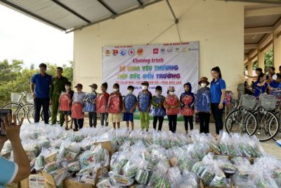 Niềm vui hân hoan của các em khi nhận được những món quà từ Chương trình sẻ chia yêu thương, tiếp sức đường dài từ các đơn vị tổ chức và BV Từ Dũ.