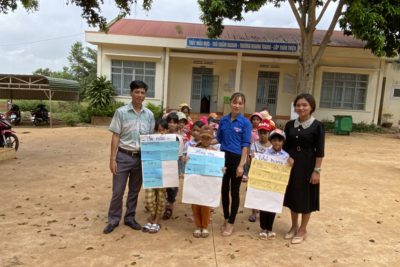Hội đồng đội xã, phường kết hợp với Liên đội và GV trường TH Y Jút tổ chức mô hình hoạt động trong sản xuất cây cà phê cho thiếu nhi trên địa bàn thị xã cư bao năm học 2022 2023